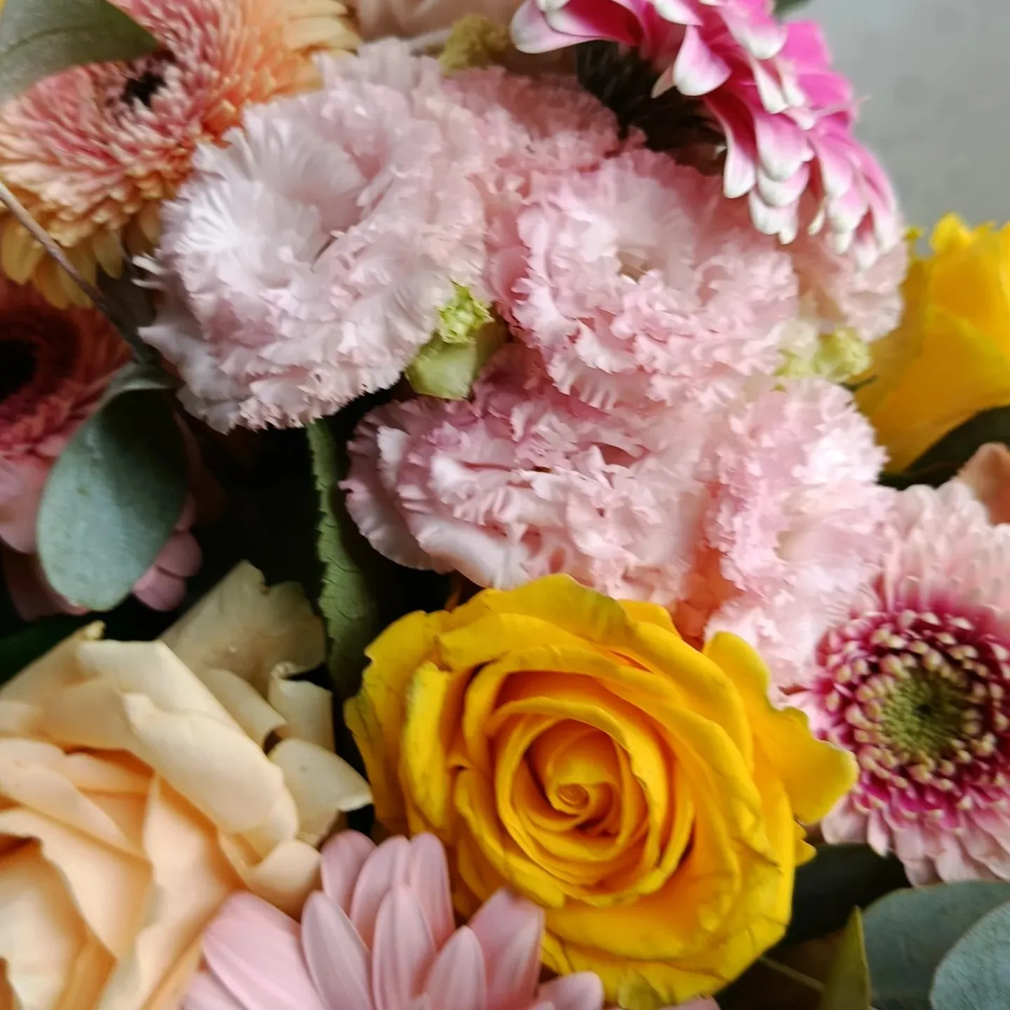 Mazzo di fiori colorato con garofani rosa, rose gialle e gerbere, dal negozio di via dei Panfili